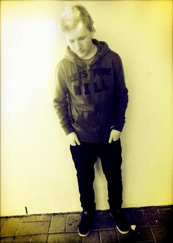 hii 14year old boy from Finland! Follow me and i will follow you :) . . . instagram: maunteindjuu