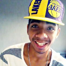 Vem que eu te espero, entra pela porta da frente não deixe que o medo acorrente esse amor que é mais forte que as brigas da gente ♫♪