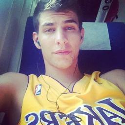 lll. '¿Te acuerdas cuando me sentaba a ahorcadas sobre tu cuerpo y nos movíamos a un ritmo acompasado? Ahora me agacho al ritmo de Danny Romero.'