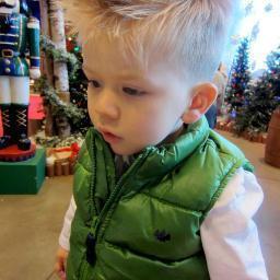 thatkidjace's profile picture. Me Jace Efhan Me mama @VolturiSulpicia Me sizzy  @VolturiTerror  Me twos!*holds up four fingers*