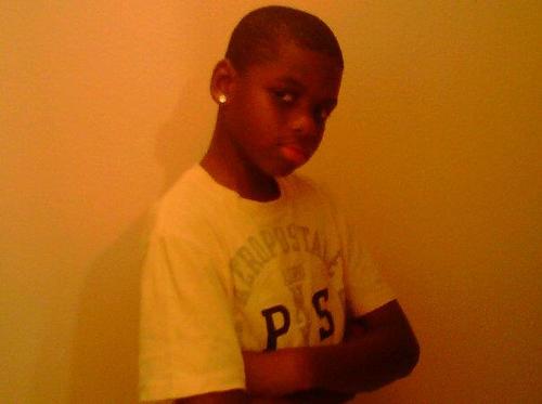 im red, people go crzii wen they see me, its like im famous im single, & bout mines follow me & i follow bak : )