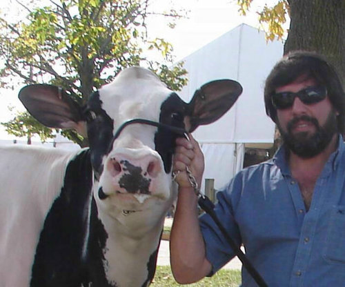Médico veterinario. Egresado en la UBA 1987. Master en gestión de empresas Agroalimentarias UCA 2002 (a deuda tesis).