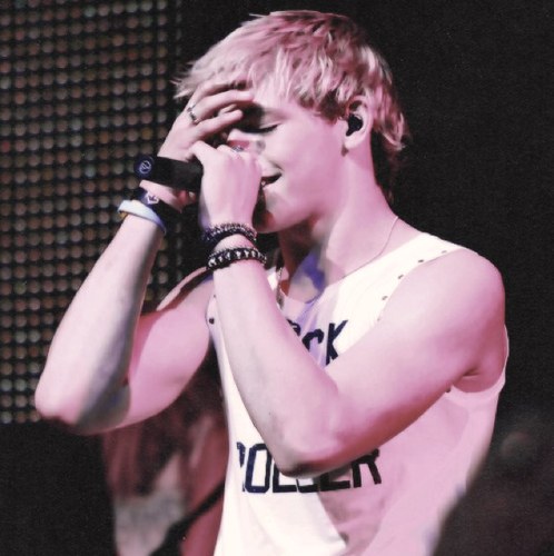 Hey! Its Austin Moon! I'm a singer and a part of #TeamAustin. Single.