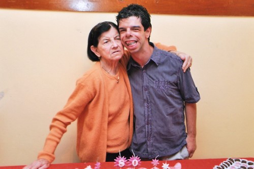 eu sou moreno 160 de altura 55 kl moro com minha mãe com minha avó
