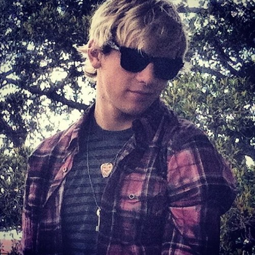 Hey! I'm Austin Moon. I'm a part of #TeamAustin. Single.