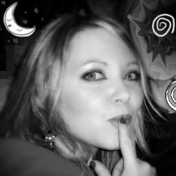 Ladydeneb's profile picture. Se arrodilla el silencio,y los pensamientos viajan en pompas de jabón al son de los timbales...