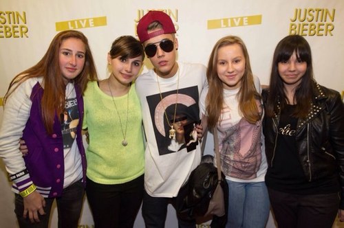 On March 23 2013 i Met Justin I talked with him,he hugged me and he defended me from bodyguard.Dreams comes true believe
@liltwist followe me 13.07.2013,11:40am