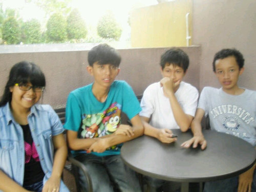 Akun twitter ini udah ga bisa dibuka di PC masih nyangkut doang di hp| please follow @amrizalAFD