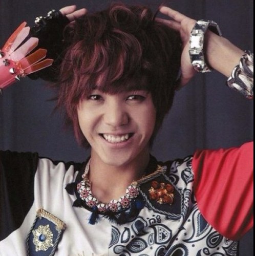 อันยองครับ^0^ ผม บังมีร์ มักเน่สุดหล่อแห่ง mblaq ผมไม่หยิ่งนะ*^*แค่ทักคนไม่เป็นเอง ฟอลมาคุยกับผมเยอะๆนะ~