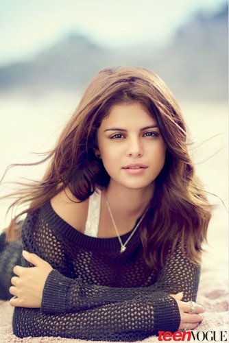 Hi there xo! I'm a Bellarina and Selenator. Bella and Selena are my life and idols. Forever loving those chicks!