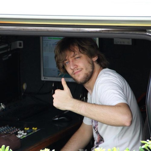 Lazialunto dalla nascita, appassionato di sport americani e di F1,gamer e nerd convinto,news videomaker