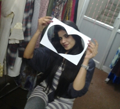 a reckless retweeter , a sarcastic ,stewpid , workoholic , idioticly funy chick dat minds her own lyf ... ...!
