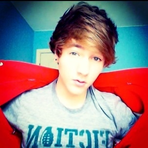 *talks like a ghetto girl chewing gum* so yeah I got tweet limit cuz I'm perf and to sexy fa tittah and it can't handle it