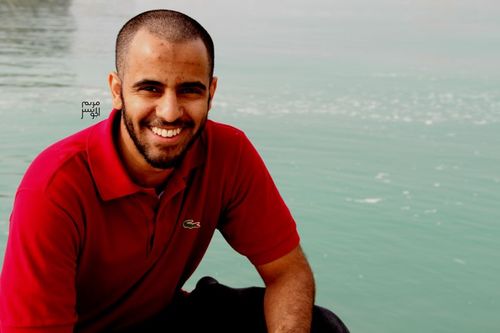 ١/٢ طبيب، عاشق للعقول والقلوب الناضجة، احب الدين و التواصل و الخلوة بالنفس!!