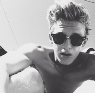 2girls trying to get noticed by cody.. @codysimpson 03/03/13 & @justinbieber 21/02/13 xxx