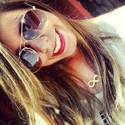 Não me dôo pela metade,não sou tua meio amiga nem teu quase amor. Sou boba, mas não sou burra. Ingênua, mas não santa. Sou pessoa de riso fácil...e choro também