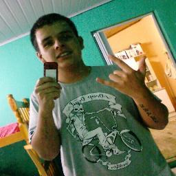 E daí que eu ando meio desarrumado ? Quem ve cara não ve coração ta lembradoo ?╰ɵ───ɵ╯ _\|/_