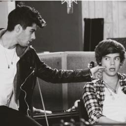 NO ME SIGAS AQUÍ, SÍGUEME EN @niallwithlouis AHI DOY FBACK SI LO PIDES :))
