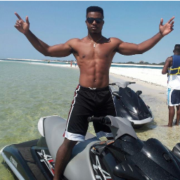 ilikebigblunts's profile picture. i may be blunt but they all wanna roll with me