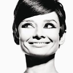 Sou maquiadora, resenhista musical e apaixonada por rock. Trabalho com noivas, fotos, festas e aulas de auto maquiagem. Editora chefe do http://t.co/blEiWLlf4D.
