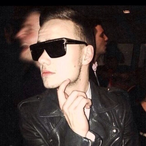 Follow @narryspimp she follows back :)