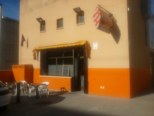 Cafeteria situada en el poligono sepes. Ofrecemos menu diario, tapas, almuerzos, desayunos, meriendas y encargos.