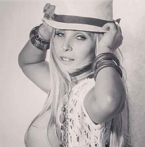 Oficializado : 22/01/12 Criado : 22/01/12
Seguindo pela a Diva @valescapgaiola Dia : 23/01/12