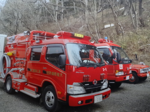 東北に住む３人の知り合い。１．大槌町の消防団員。２．大槌港の鮮魚店のご主人。３．遠野駅前の魚料理の店。その縁で九州・福岡から応援を続けます。ときどき大槌現地を訪ねて歩き、人に会います。＋人生そのものが単身赴任の元サブスリーランナー。