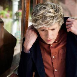 Heii .. I love One Direction is my favorite band! Do not miss a day without listening to their songs even a word from him! Please follow me and I will follow;)