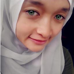 tersenyumlah
meski hati terluka ;-)