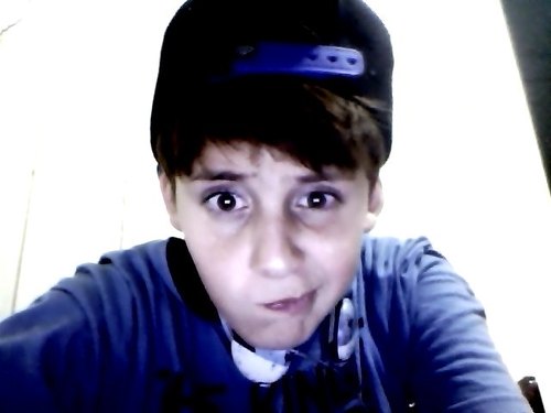 Haha ando de skate,curto rock,jogo vídeo-game,amo mulheres heueheuheuh.e Blá Blá Blá