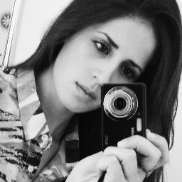 Nada é pequeno no Amor. Aqueles que esperam por grandes ocasiões para demonstrar a sua ternura não sabem amar . !