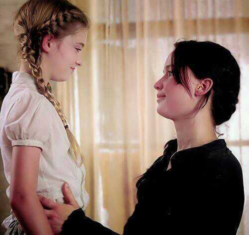 Primrose Everdeen.Sanadora. Tan fresca como una gota de agua, tan encantadora como la prímula que le da nombre. Harán lo que haga falta para hundirte.