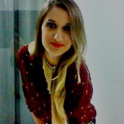 “Ingênua com pose de esperta, delicada com ar de grosseira, sensível com jeito de durona. Decifra-me, mas não me conclua.”
