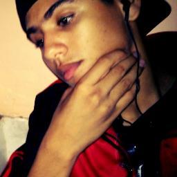 feio, bobo, estranho, lerdo ?