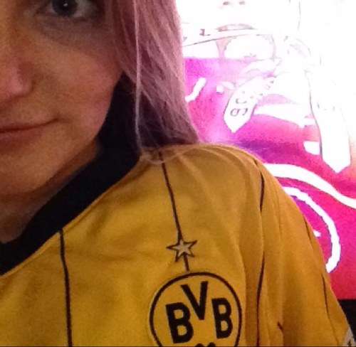 Regendelfin-Live-Ticker. Die Cindy aus Marzahn der Fussball-Kommentatorinnen. Immer auf Ballhöhe. Es sei denn, Ryan Gosling sitzt auf der Tribüne.