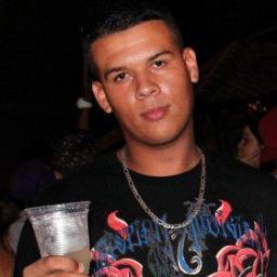 Tim tim um brinde pra mim so exemplo 
de vitorias trajetos e glorias.
o dinheiro tira o homem da miseria 
mas nao pode arrancar de dentro dele a FAVELA!