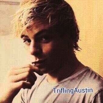 I'm Austin Moon, age 18. I'm currently looking for fun in life, but maybe I'll fall in love along the way. ||Roleplay||