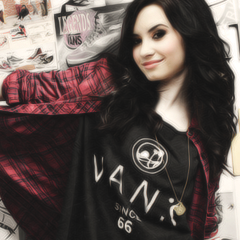 Demi makes me glow. http://t.co/E87NRDjCmI …