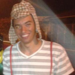 trabalho com calha , sou camisa 9 da equipe bom sucesso , artilheiro e no momento estou namorando
