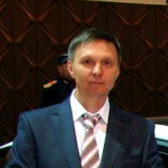 Молод, красив, полон сил, занимаюсь продажей недвижимости. Люблю свою жену, семью, дачу, автоспорт.