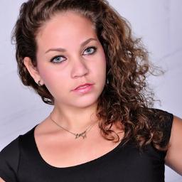 Sonhos, livros, series, musica, rock 'n' roll, bateria, dança, jogos, teimosa, estranha, ama o céu, complicada, ciumenta. Hmm, apenas uma garota.