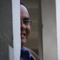 EMPRESARIO Y ABOGADO POSTULANTE DE IRAPUATO, GUANAJUATO, DE 39 AÑOS, CASADO .