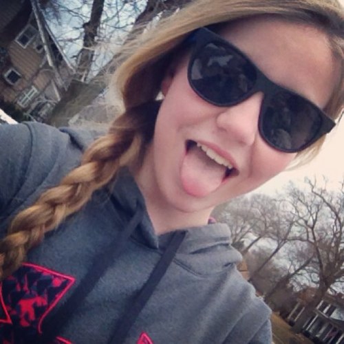 Hey Im Cassie follow me i follow back.(: also im atheletic and fun.(: follow me on instagram: _cassie_belle_ 
And I LOVE The Walking Dead.
:)(: