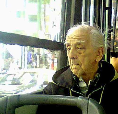 Viejos que viajan en transporte público con objetivos diversos hacia destinos múltiples.