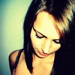 Julia/23/Die Neue hier/Auf Facebook wollte mich keiner mehr/Leidenschaftliche Biografieschreiberin/Hang zu Schrägstichen.
