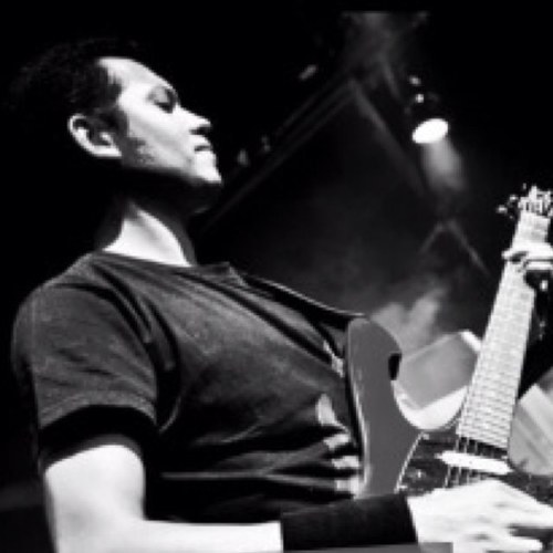 Pai, marido, empresário, desenvolvedor, guitarrista, curioso por natureza, amante das coisas do céu e do mar.