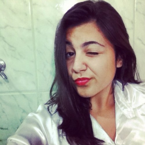 14 anos, solteira, aquariana e modelo comercial.