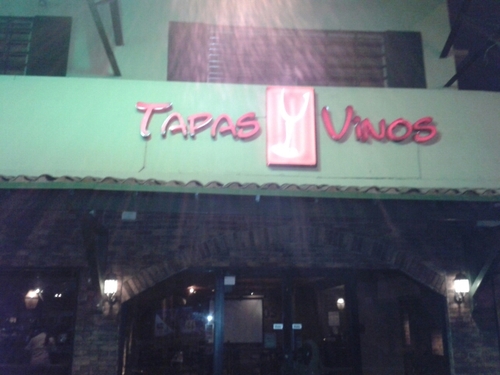 Restaurante especialista en Vinos, Lunes y Martes tapas por cualquier botella de vino, miercoles de karaoke, jueves musica en vivo, viernes musica DJ