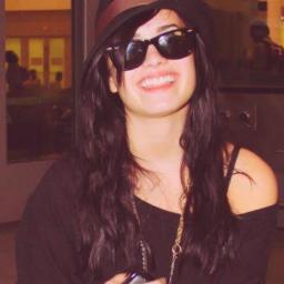 Hi, Yo soy Jonatika y Lovatic Heart and Soul, me encanta dibujar y escuchar a los Jonas y Demi los Amo.!